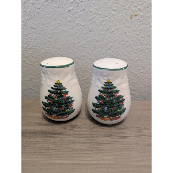 Super Cute Vintage Christmas Tree Ceramic Salt & Pepper Shaker Set - Picture 3 of 6